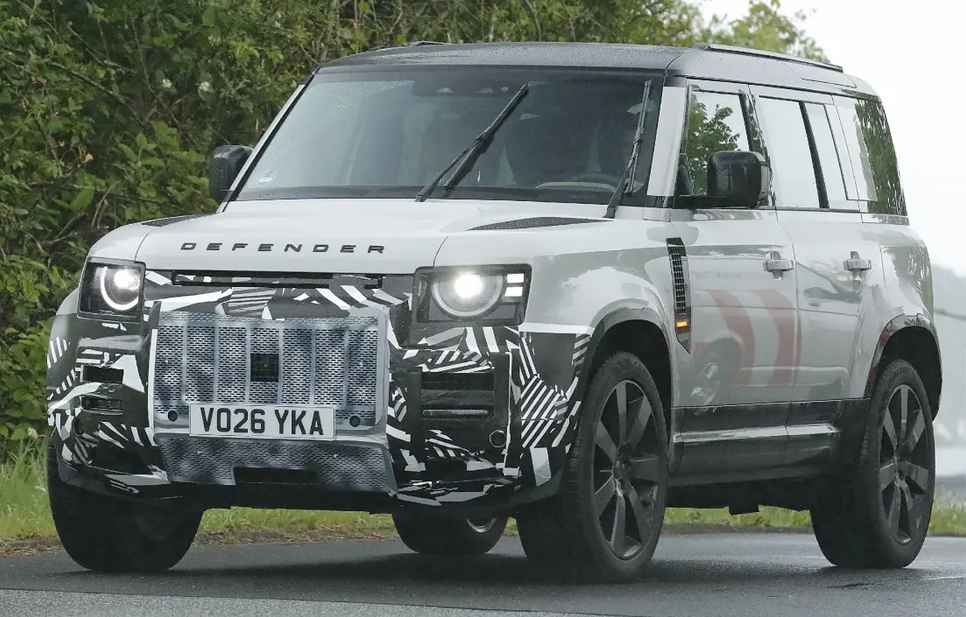 SPIED: LAND ROVER DEFENDER FACELIFT